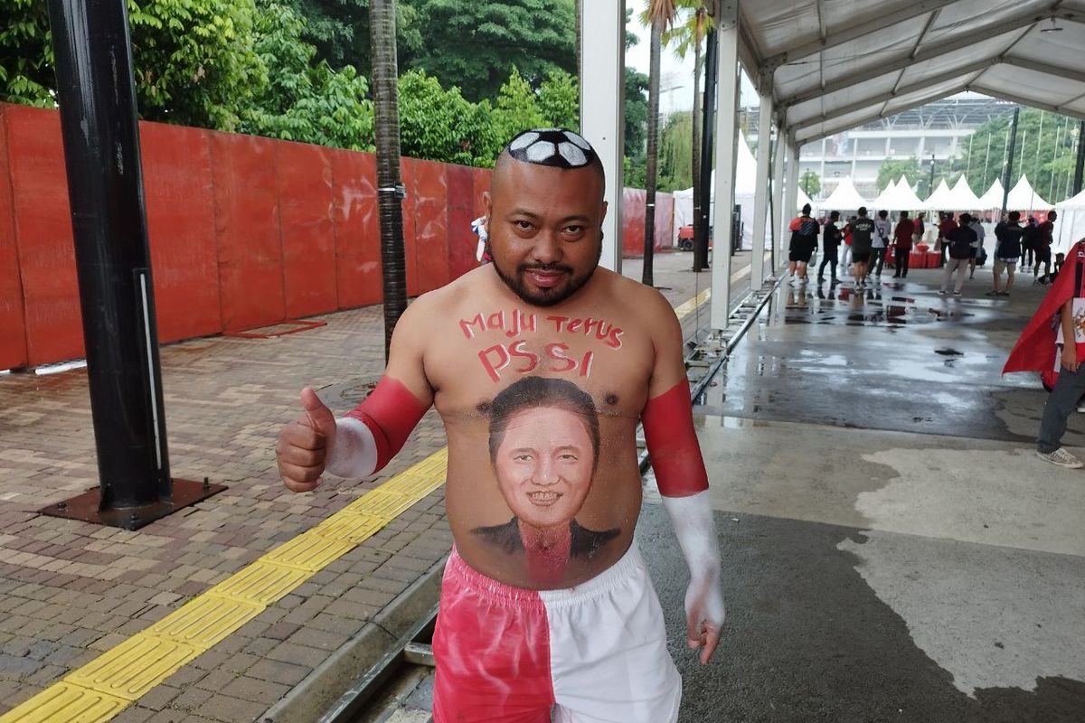 Katon (38) menggambarkan wajah Ketua Umum PSSI di tubuhnya dalam memeriahkan Laga Indonesia-Argentina di Gelora Bung Karno, Senin (19/6/2023). (KOMPAS.com/XENA OLIVIA)