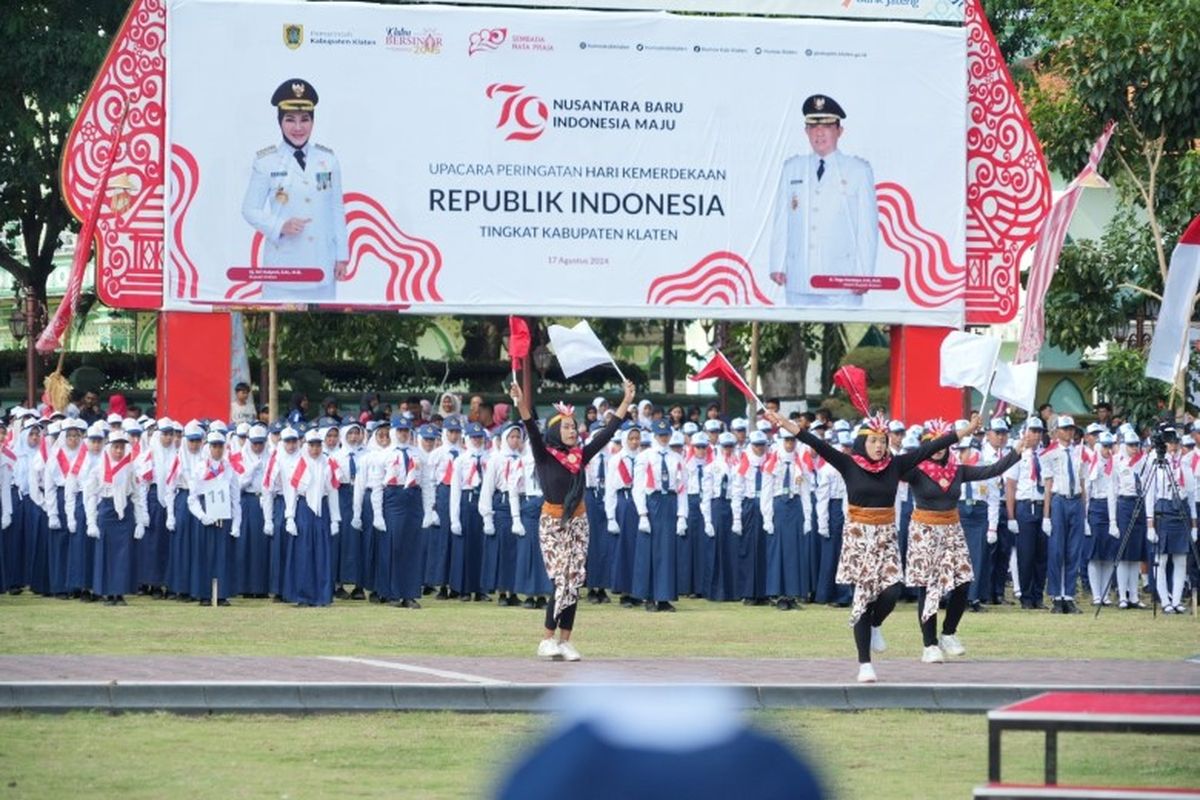 Sebanyak 2.000 pelajar tingkat SMP, SMA, dan SMK di Kabupaten Klaten mengikuti aubade dalam rangka menyemarakkan HUT ke-79 Kemerdekaan Republik Indonesia di Alun-alun Kabupaten Klaten, Jawa Tengah, Sabtu (17/8/2024). 