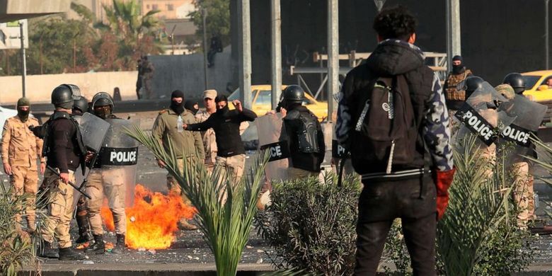 Bentrokan antar demonstran dan petugas di Irak, Senin (20/1/2020).