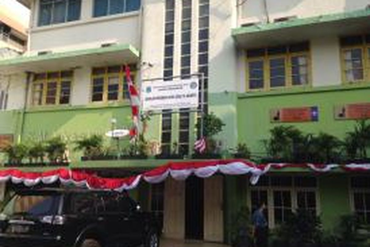 Tampak bagian depan gedung SMA Negeri 19 yang bangunannya jadi satu dengan gedung SMP Negeri 63 dan SD Negeri Tambora 01, 02, dan 03, Jakarta Barat, Kamis (13/8/2015). 