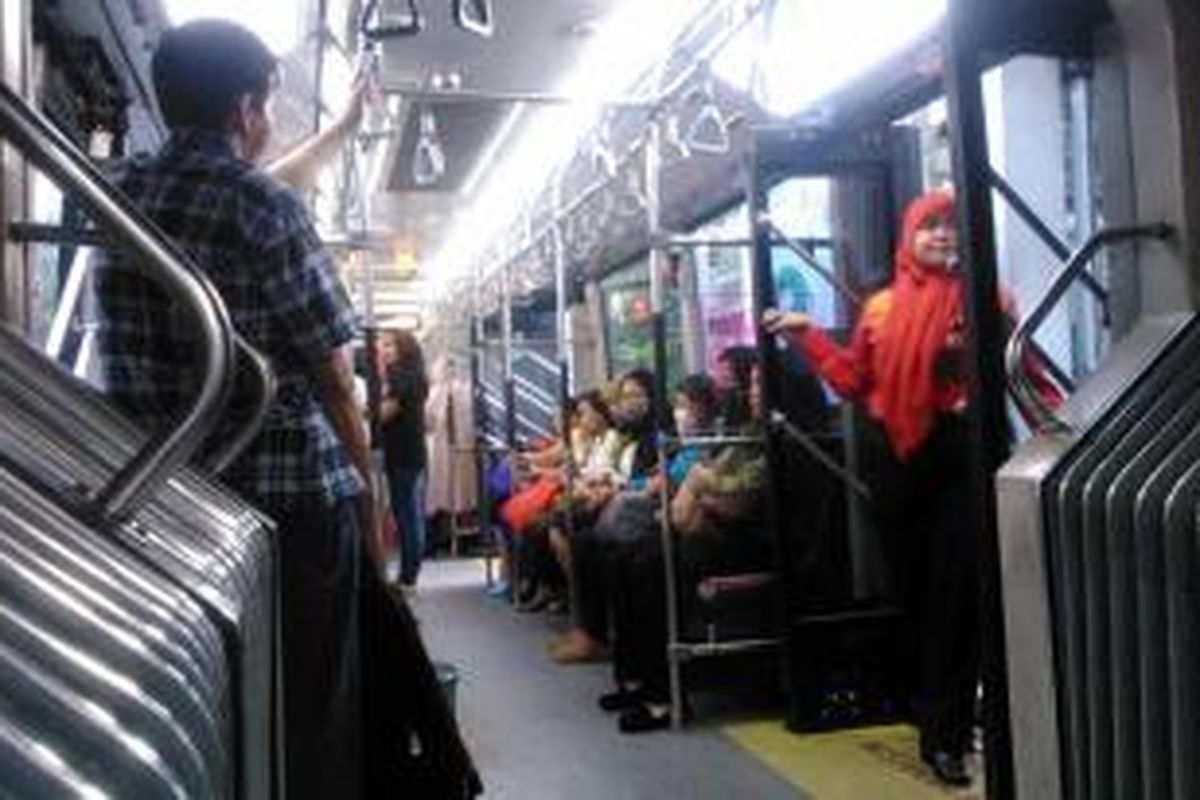 Kondisi di dalam bus gandeng transjakarta koridor I Blok M-Kota, di waktu jam pulang kerja saat jalur MH Thamrin-Sudirman disterilkan, Kamis (23/4/2015).