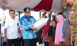 Pj Gubernur Bahtiar Salurkan Bantuan Beras untuk Warga di Kabupaten Takalar