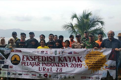 2 Siswi Asal Jakarta Arungi Danau Toba Sejauh 135 Km dengan Kayak