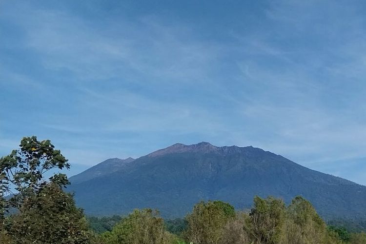 Gunung Raung dipantau dari PPGA Raung Desa Sumberarum, Kecamatan Songgon, Banyuwangi 