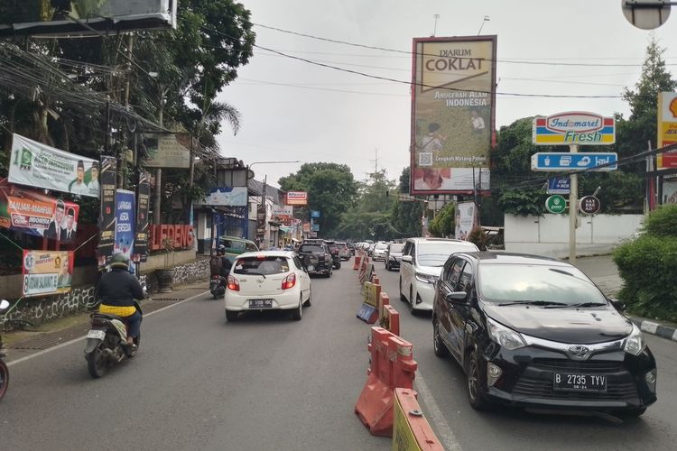 Kondisi lalu lintas di Jalan Setibudi tepatnya di depan Terminal Ledeng, Kota Bandung, Jawa Barat, Senin (1/1/2024) ramai lancar. Kendaraan wisatawan menuju Lembang masih mendominasi.