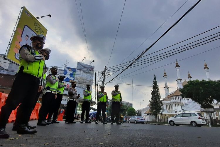 Polisi menyekat jalan HZ Mustofa Kota Tasikmalaya sebagai pusat keramaian guna mengurangi kerumunan saat lonjakan Covid-19 terjadi lagi beberapa hari terakhir, Selasa (22/6/2021).