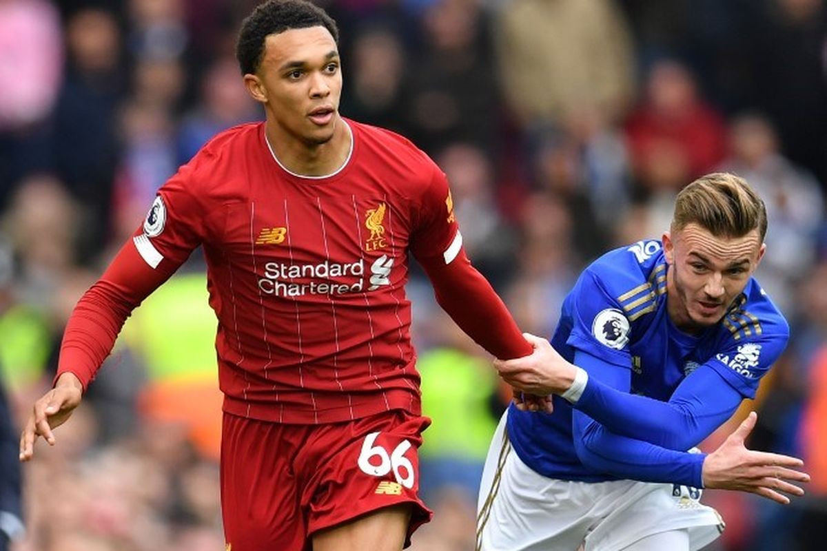 Trent Alexander-Arnold melewati penjagaan James Maddison pada pertandingan Liverpool vs Leicester City dalam lanjutan Liga Inggris di Stadion Anfield, 5 Oktober 2019. 