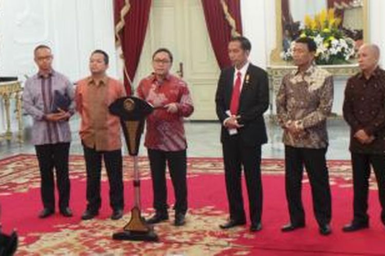 Zulkifli Hasan ketika mengumumkan PAN bergabung dengan Koalisi Indonesia Hebat di Istana Merdeka