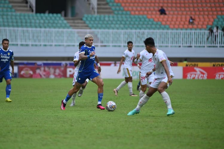 Aksi Ciro Alves dalam laga Persib Bandung vs PSM Makassar. Laga Persib vs PSM Makassar pada pekan ke-24 Liga 1 2022-2023 tersebut digelar di Stadion Pakansari, Kabupaten Bogor, pada Selasa (14/2/2023) sore WIB. (Foto: KOMPAS.com/Adil Nursalam)