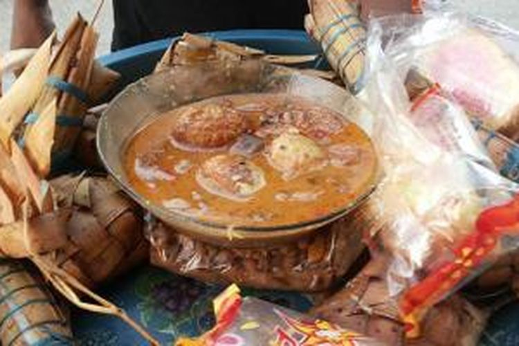 Hidangan kupat dan lauknya dalam gelaran Rioyo Kupat di Rembang, Jawa Tengah.