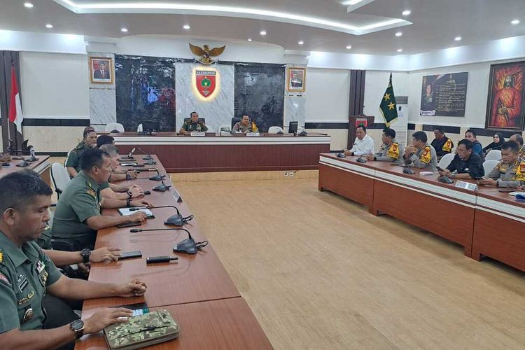 Konferensi pers yang diadakan jajaran Kodam XIV/HSN dan jajaran Polda Sulsel di Makodam XIV/Hasanuddin, pada Kamis (27/4/2023)