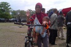 Dapat Sepeda dari Presiden Jokowi, Ibu Ini Menangis