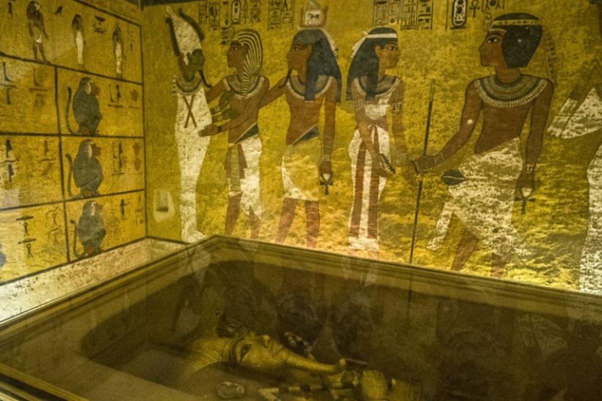 Foto yang diambil 28 November 2015 menunjukkan sarkofagus (peti mayat dari batu) emas Raja Tutankhamun di dekat Luxor, 500 km di selatan ibukota Mesir, Kairo. Pemindaian menunjukkan ada ruang tersembunyi yang diduga tempat istirahat Ratu Nefertiti. 