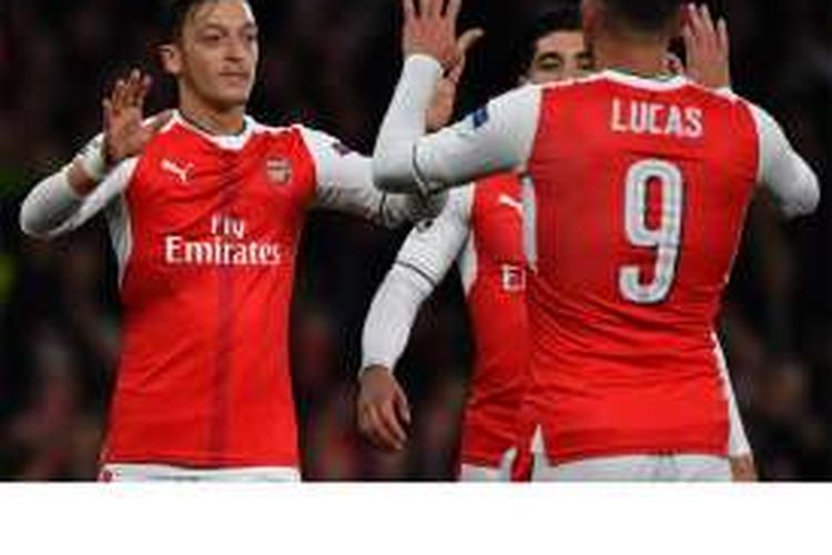 Gelandang Arsenal, Mesut Oezil (kiri), melakukan selebrasi setelah mencetak gol kelima timnya ke gawang Ludogorets Razgrad pada penyisihan Grup A Liga Champions di Stadion Emirates, London, Rabu (19/10/2016). Oezil, yang mencetak hat-trick dalam laga ini mendapat sambutan dari bek Hector Bellerin (tengah) dan striker Lucas Perez.