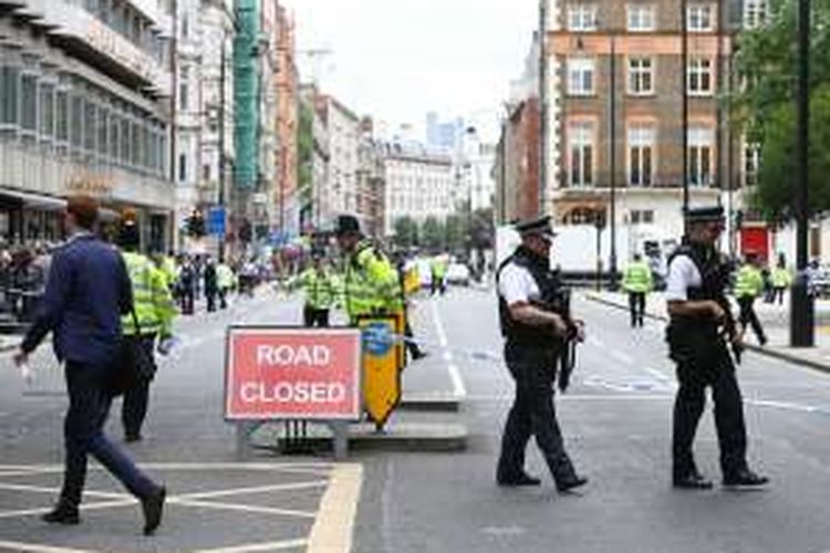 Polisi Inggris bersenjata lengkap berjaga di dekat Russel Square, London tempat terjadinya penikaman yang menewaskan seorang perempuan berusia 60-an.
