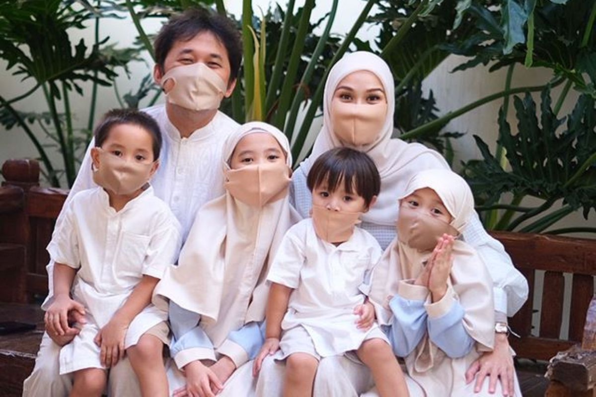 Foto keluarga Hanung Bramantyo dan Zaskia Adya Mecca pada Hari Lebaran 2020.