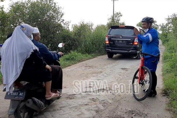 Bupati Gresik, Fandi Akhmad Yani saat melakukan inspeksi mendadak sambil berolahraga di wilayah Mengare, Kecamatan Bungah, Kamis (11/3/2021). 

