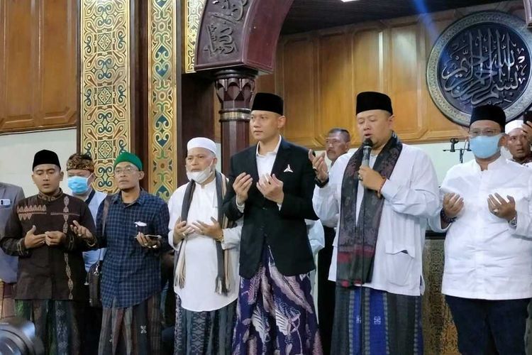 Ketua Umum Partai Demokrat Agus Harimurti Yudhoyono (AHY) saat berdoa bersama dengan pengurus DKM Masjid Agung Kota Tasikmalaya, Jawa Barat, Rabu (13/4/2022) malam.