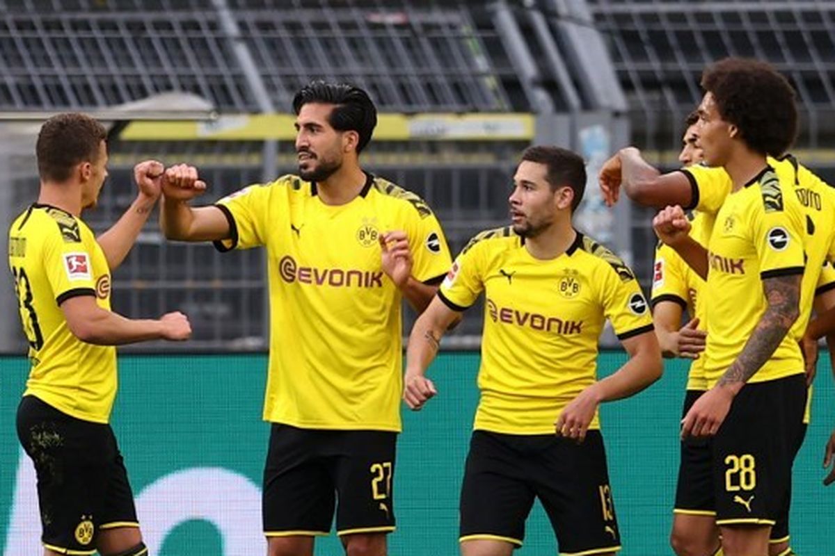 Para pemain Borussia Dortmund merayakan gol Emre Can ke gawang Hertha Berlin di Signal Iduna Park, Sabtu (6/6/2020).