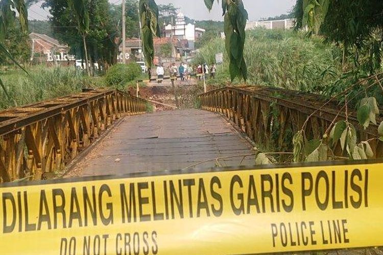 Kondisi Jembatan Citamiang, penghubung Kecamatan Campaka dan Kecamatan Bungursari yang ambles pada Selasa (7/3/2023).