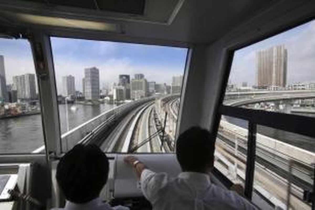 Kereta commuter  melintasi Jembatan Rainbow di Tokyo, 4 September 2013. Tokyo berkompetisi dengan Madrid dan Istanbul untuk merebut tuan rumah penyelenggaraan pesta olahraga Olimpiade 2020.