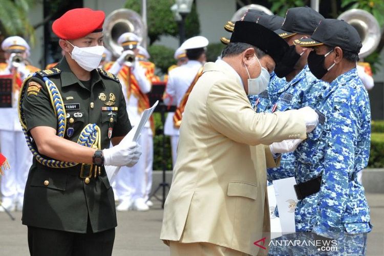 Menteri Pertahanan Prabowo Subianto memberi penghargaan kepada eks pejuang Timor Timur, Rabu (16/12/2020). 