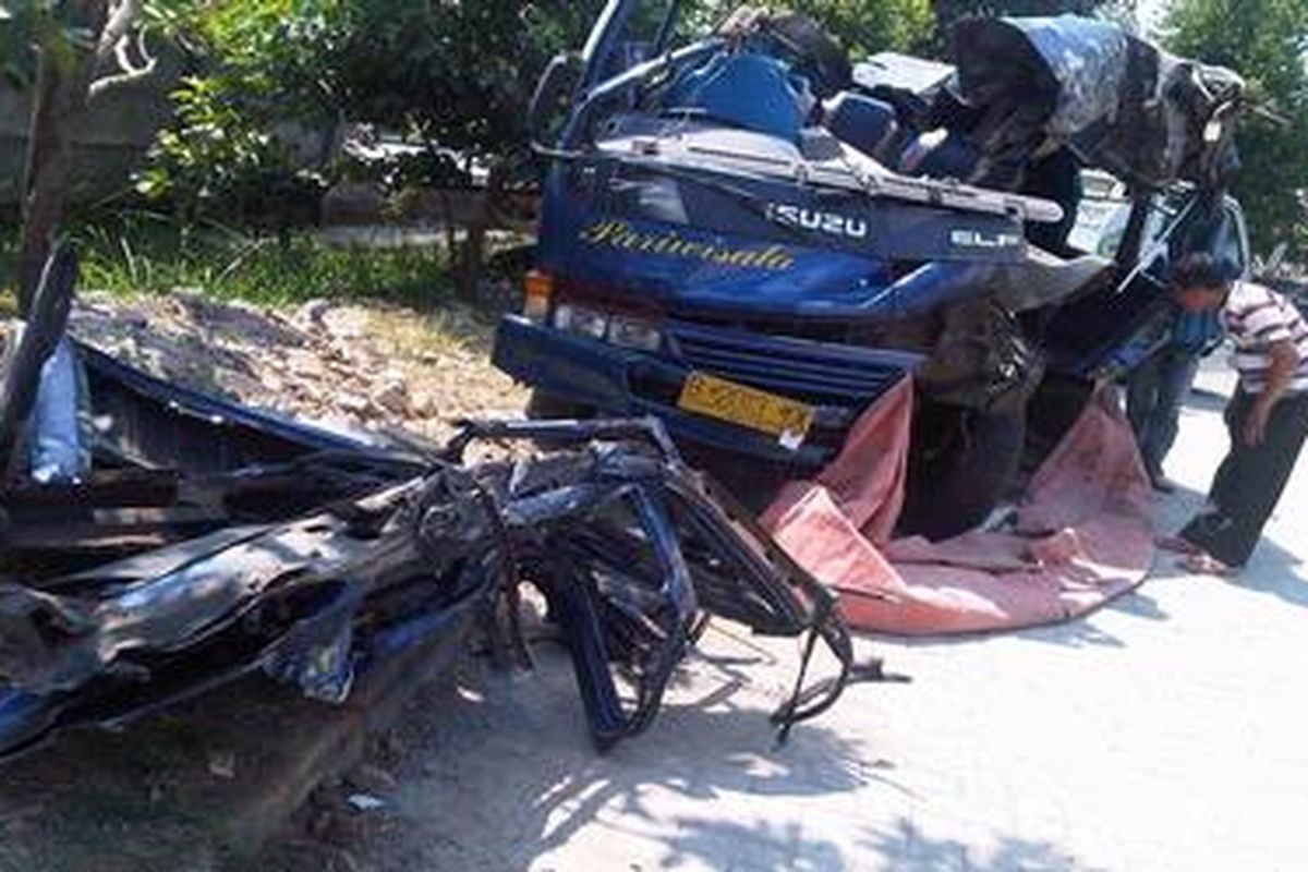 Kendaraan Travel yang alami kecelakaan di Tol Purbaleunyi Km 93, Purwakarta, Rabu (7/9/2011) pagi.