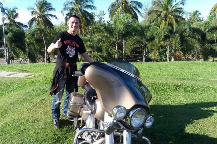 Aditya Herpavi bersama motor Harley Davidson miliknya di Benteng Marlborough, Kota Bengkulu
