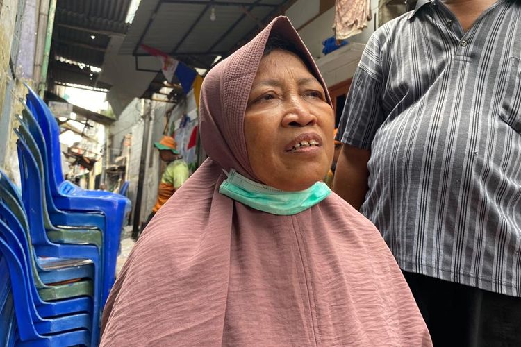Ibunda Afriyanto, Maemanah, saat menceritakan detik-detik putranya meninggal karena sesak napas akibat kebakaran di Tambora, Jakarta Barat, Senin (10/7/2023). 