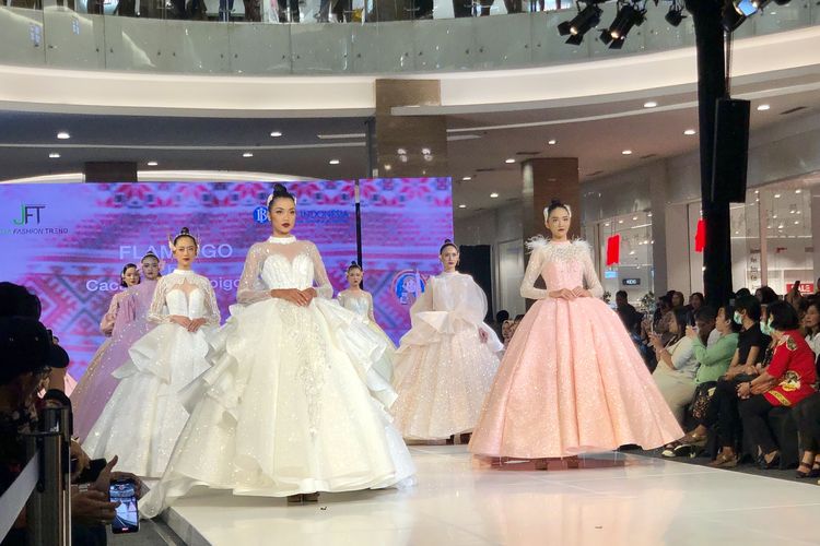 Inspirasi gaun pengantin Flamingo by Caca Gown di panggung Jogja Fashion Trend 2023