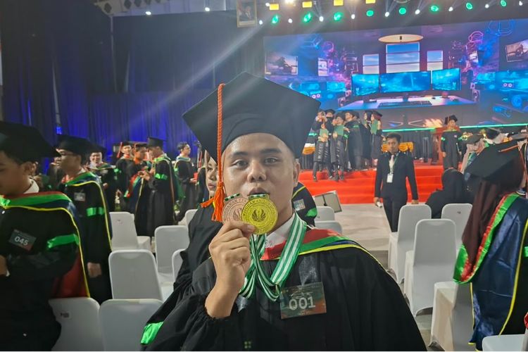 Cerita Al Finsih, Anak Ojol yang Jadi Wisudawan Terbaik FEB UNJ
