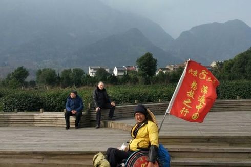 Wow, Pria Ini Bertualang di China dengan Kursi Roda Selama 2 Tahun