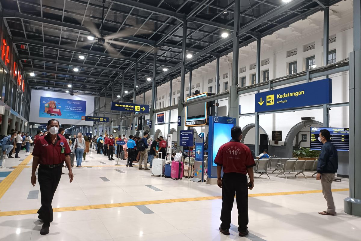 Stasiun Pasar Senen, Jakarta Pusat, Senin (08/08/2022). Vaksin booster atau dosis ketiga menjadi syarat naik kereta api jarak jauh bagi pelanggan usia 18 tahun ke atas, mulai keberangkatan 30 Agustus 2022.