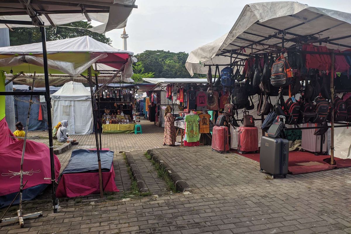 Lapak penjual suvenir di kawasan Monas, Jakarta Pusat, Jumat (17/6/2022).