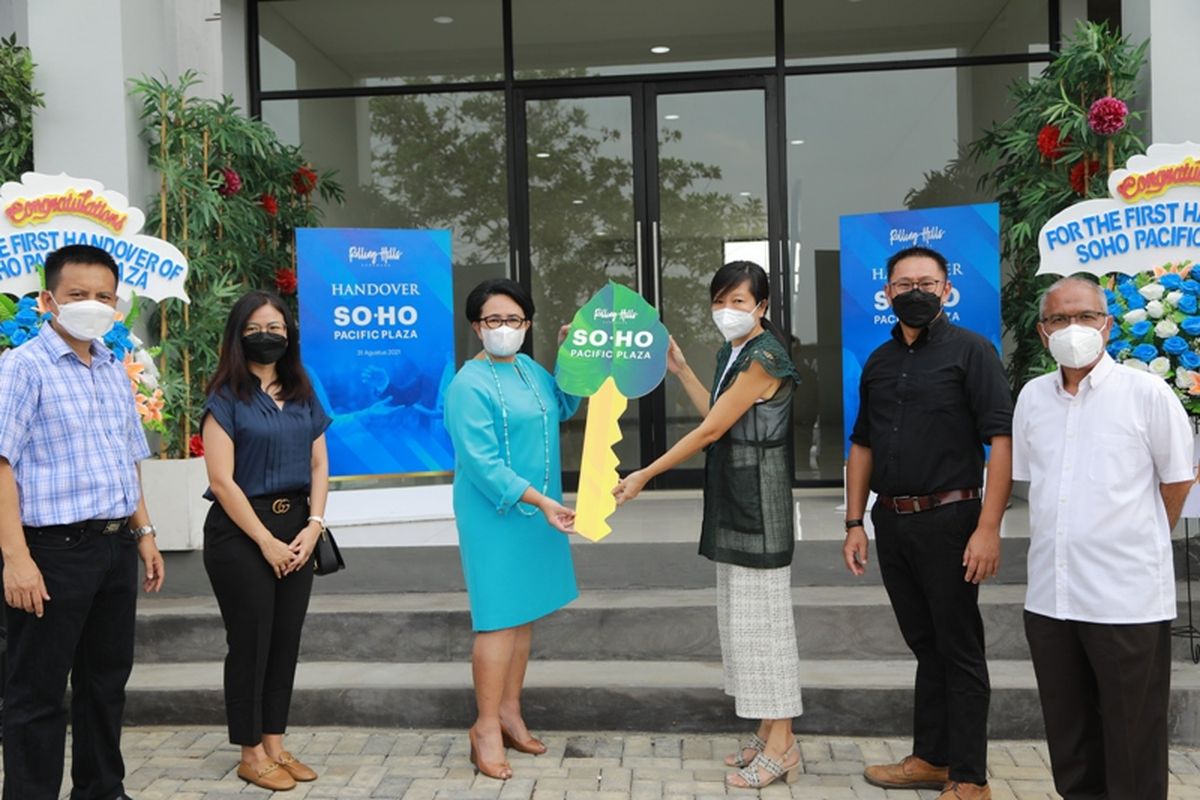 Acara serah terima unit pertama kawasan bisnis prospektif Ruko SOHO Pacific Plaza pada Selasa (31/8/2021). Serah terima dilakuan dari pihak Rolling Hills Karawang kepada perwakilan Bank Nobu, yang merupakan konsumen pertama. 