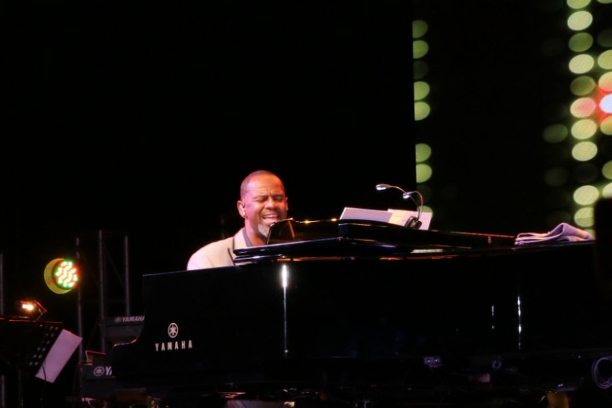 Brian McKnight tampil dalam pertunjukan Hitman David Foster and Friends Live in Concert di Grand Pacific Hall, Yogyakarta, Kamis (6/4/2017) malam.