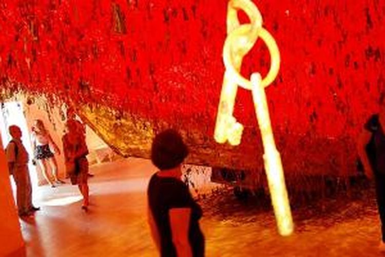 Instalasi seni berjudul 'The Key in the Hand' karya seniman Chiharu Shiota dipamerkan di Paviliun Jepang dalam Bienial Venesia Ke-56, Rabu (19/8/2015). Ribuan anak kunci digantung pada rajutan benang.