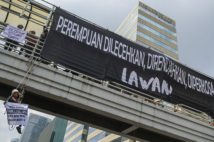 Peserta aksi mengikuti acara peringatan Hari Perempuan Sedunia di Jalan M.H Thamrin, Jakarta, Minggu (8/3/2020). Dalam aksi tersebut mereka menuntut pentingnya perubahan sistemik untuk menghapuskan kekerasan terhadap perempuan.