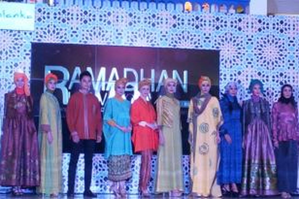 Rancangan para desainer seperti, Hengki Kawilarang, Jeny Tjahyawati, Hannie Hananto, Nuri Maulida, Amalia Aman, dan Wignyo Rahadi dalam pagelaran acara Ramadhan Runway di Mal Kota Kasablanka, Jakarta, Sabtu (3/8/2013) kemarin.