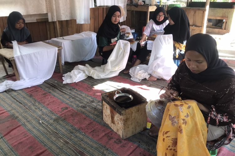 Para karyawan di tempat pembuatan Batik Salingka di Sawah Parik, Desa Bawah Duku, Kecamatan Kotobaru, Solok, Sumatera Barat pada Rabu (18/5/2022). Dalam sebulan, Salingka Tabek bisa memproduksi minimal 80 batik.