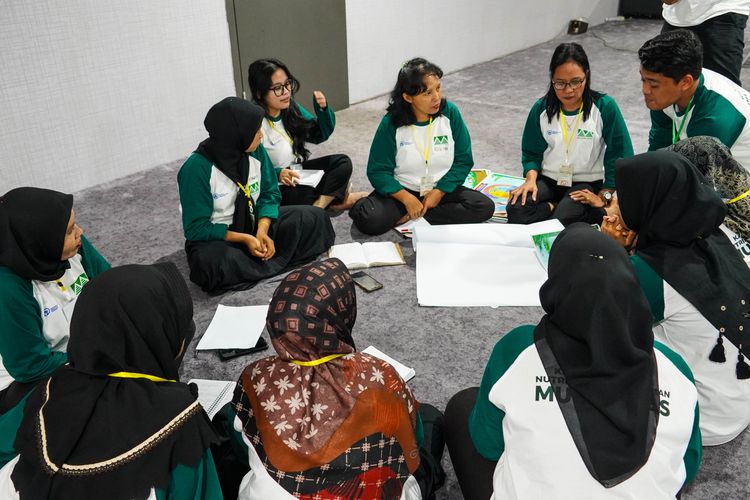 Para kader pelatih terpilih yang tengah mengikuti salah satu sesi Training-of-Trainers (ToT) Kader Pelatihan Nutrisi dan Kesehatan, Women Smallholders Program. Mereka mendapat pembekalan mengenai metode pelatihan yang akan diterapkan pada komunitasnya. Sesi ToT yang diselenggarakan tanggal 9-11 Januari 2024 di Pekanbaru, Riau, merupakan bagian dari komitmen Musim Mas untuk terus meningkatkan taraf hidup petani swadaya kelapa sawit.