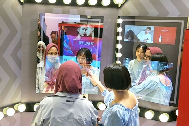 Pengunjung mall mencoba kosmetik secara virtual di Hangzhou, China.
