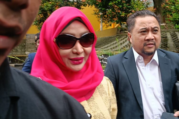 Artis Roro Fitria saat tiba di Pengadilan Agama Jakarta Selatan untuk menghadapi sidang putusan cerai dari Andre Irawan pada Selasa (6/12/2022).