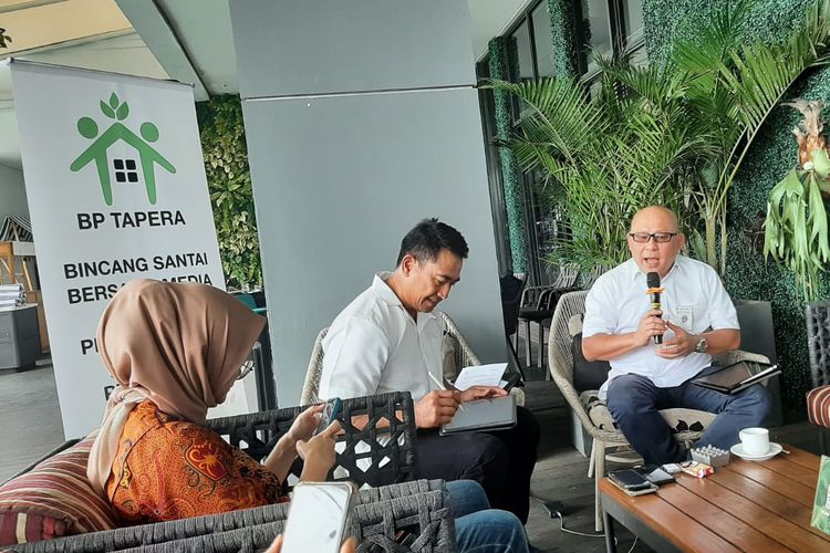 Direktur Operasi Pengerahan BP Tapera Budi Santoso (kanan) dan Direktur Kepesertaan BP Tapera Rio Sanggau (tengah) dalam acara bincang media di Jakarta, Kamis (27/7/2023).