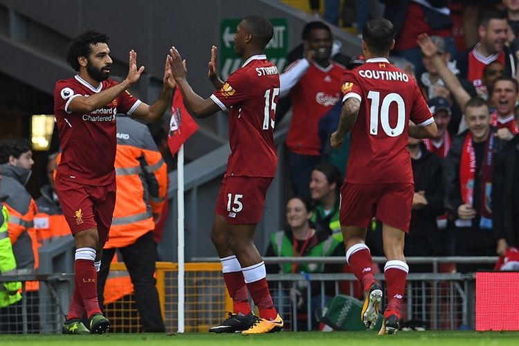 Gelandang Liverpool asal Mesir, Mohamed Salah (kiri), melakukan selebrasi bersama rekannya, Daniel Sturridge, setelah mencetak gol penyama ke gawang Burnley dalam pertandingan Premier League di Anfield, Liverpool, Sabtu (16/9/2017).