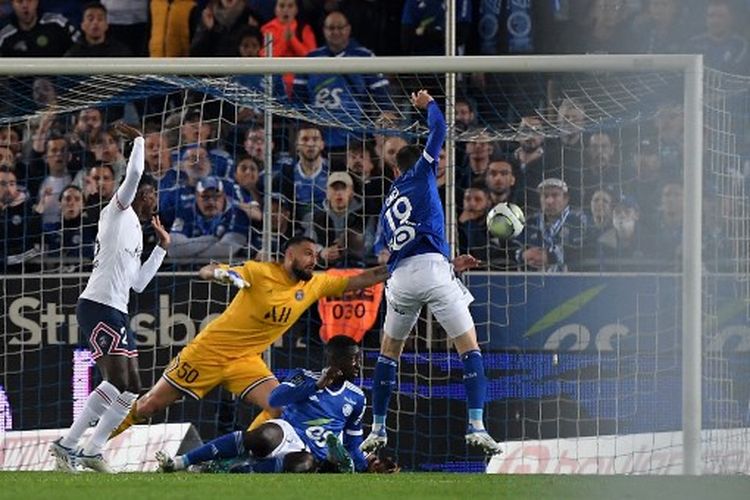 Momen gol Anthony Caci (kanan) pada laga pekan ke-35 Ligue 1 Perancis yang mempertemukan Strasbourg Vs PSG di Stadion La Meinau, Sabtu (30/4/2022).