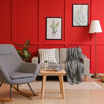 Ilustrasi ruang keluarga dengan warna cat merah. 