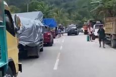 Jalan Trans-Timor Kupang Tertimbun Longsor, Antrean Kendaraan hingga 1 Kilometer