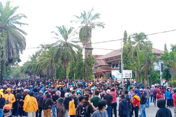 Ribuan mahasiswa demo tolak penundaan pemilu 2024 ricuh di gedung DPRD Sultra