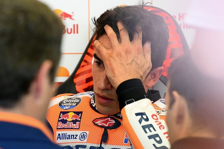 Pebalap Repsol Honda Team asal Spanyol, Marc Marquez, berbicara dengan mekanik saat sesi latihan bebas GP Italia di Sirkuit Mugello, Sabtu (3/6/2017).